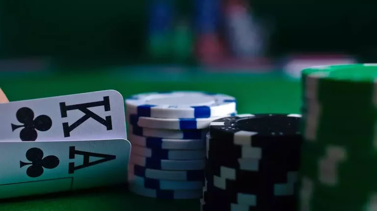 Comment le poker peut-il aider à améliorer l’intuition ?
